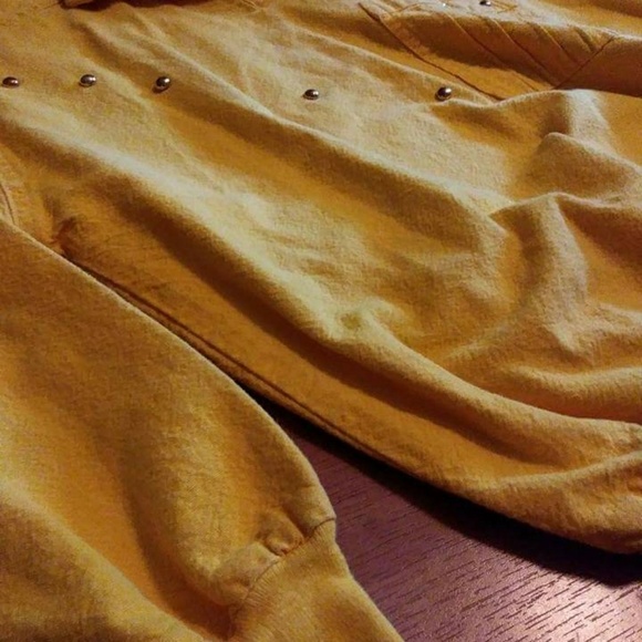 VINTAGE longsleeve yellow top w/collar - Picture 2 of 3